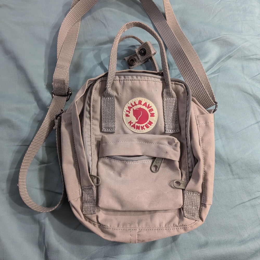 Kånken Mini Sling in Light Gray